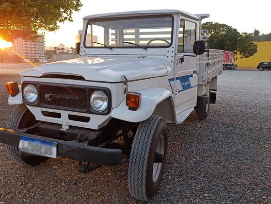 TOYOTA BANDEIRANTE 3.7 BJ50LV 4X4 TETO RIGIDO DIESEL 2P MANUAL